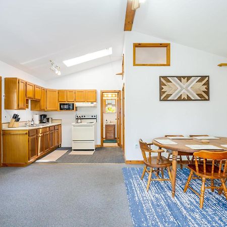 River Access Cabin With Hot Tub, Fire Pit, & Wifi! Morton Grove Kültér fotó