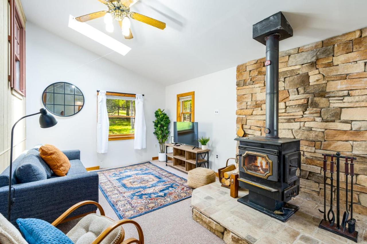 River Access Cabin With Hot Tub, Fire Pit, & Wifi! Morton Grove Kültér fotó